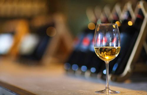 抗壓前行 尋求變革 搶抓新機——二〇二〇年中國酒業(yè)回顧與產(chǎn)業(yè)內(nèi)外環(huán)境及食品銷售觀察